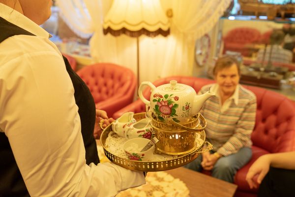 Unser gemütliches Kaminzimmer lädt Sie zum verweilen und zur ostfriesischen Teestunde ein