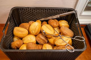 eine Auswahl von ofenfrischen Brötchen