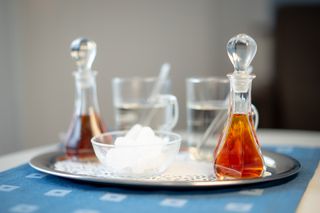 zwei Karaffen mit Rum ein Grog