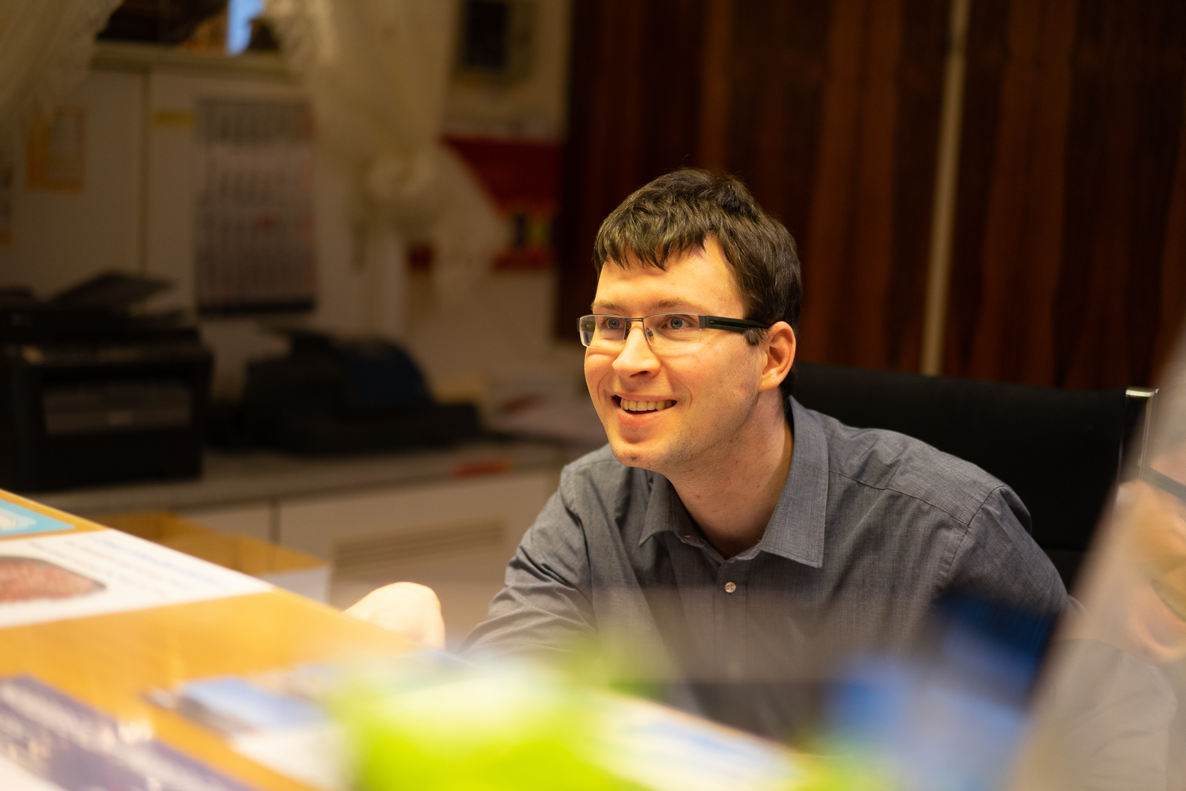 Das Bild zeigt die Rezeption mit unseren Mitarbeiter Peter Vegter